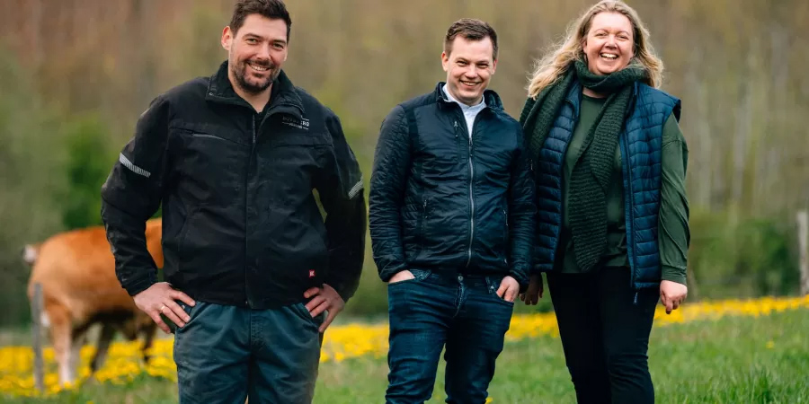 Det er de gode lokale relationer, der er i højsædet, når det nye samarbejde mellem Lasse Lindberg fra Diagonalkroen og de to lokale økologiske landmænd Tina Tving og Henrik Bovbjerg bliver lanceret. Snart kan man få lækre retter på kroen med råvarer fra de to lokale leverandører. Foto: Jim Hoff